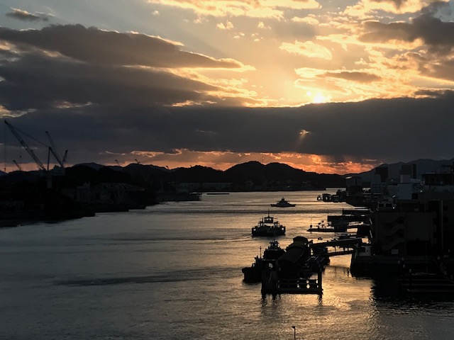 夕映えの海の川.jpg